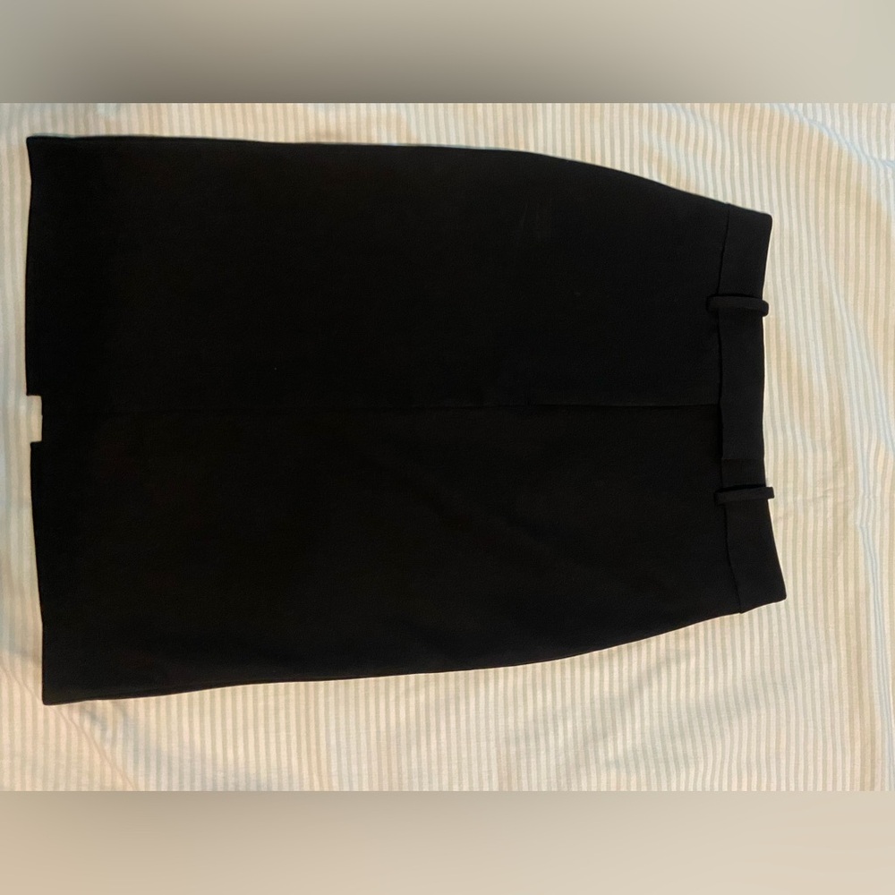 H&M Black Pencil Skirt US2 – Chic & Minimalist, Perfect for Work or Outings